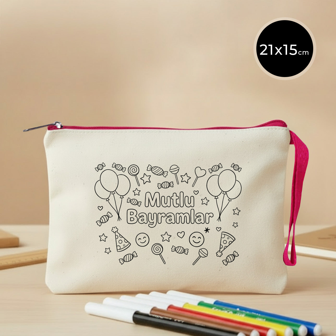 21x15 cm fuşya fermuarlı boyanabilir clutch; ham bez kumaş üzerine balon, şeker, yıldız ve “Mutlu Bayramlar” yazılı çizgi desenli, elde askılı, bayram harçlık kesesi, kalemlik ve küçük aksesuar çantası olarak kullanılabilen bez kese.