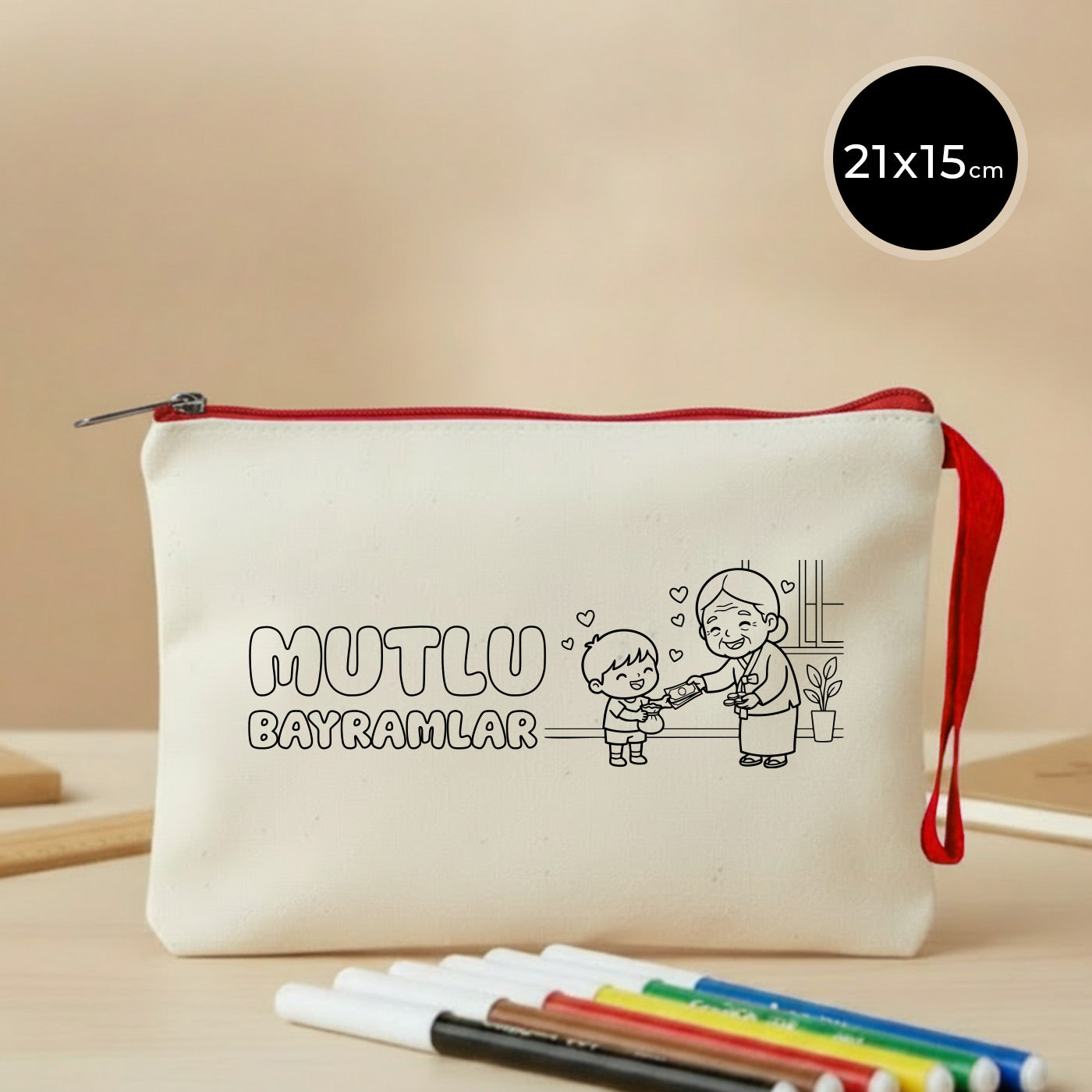 21x15 cm kırmızı fermuarlı boyanabilir clutch; ham bez kumaş üzerine “Mutlu Bayramlar” yazısı ve bayramlaşan çocuk–büyükanne çizgi illüstrasyonu baskılı, bilek askılı, bayram harçlık kesesi, kalemlik ve günlük küçük aksesuar çantası olarak kullanılabilen bez kese.