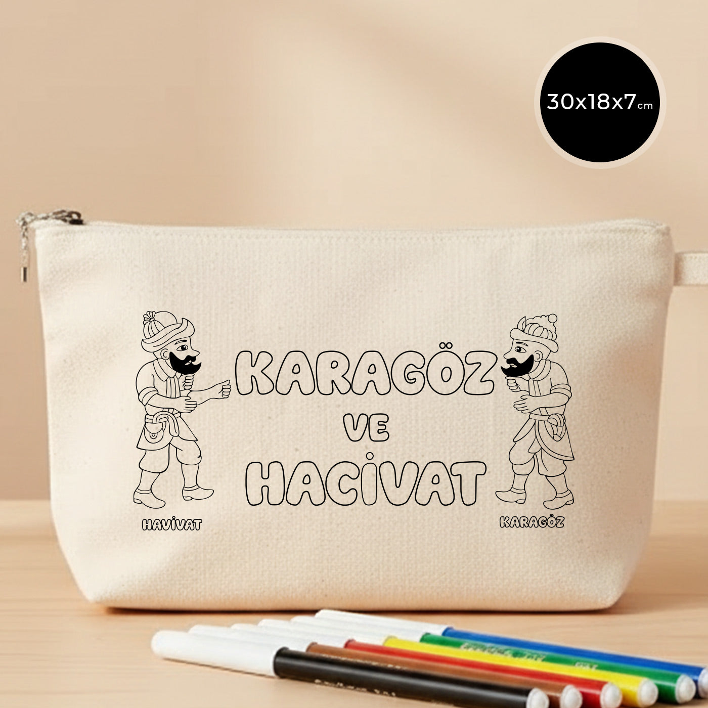 30x18x7 cm boyanabilir körüklü ham renk kanvas kalemlik/pouch; fermuarlı, geniş iç hacimli model; üzerinde “Karagöz ve Hacivat” çizgi karakter illüstrasyonu ve yazısı bulunan, Ramazan–Bayram dönemi için hediyelik kalemlik/mini organizer çantası.