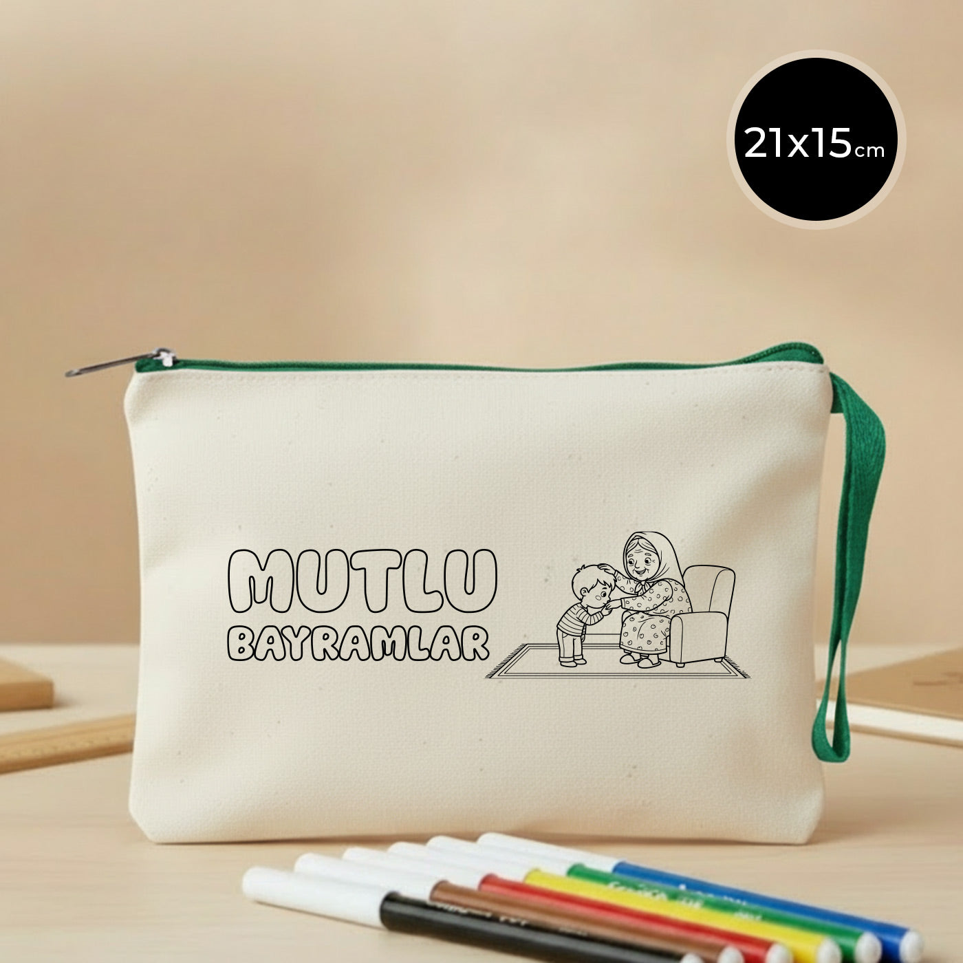 21x15 cm yeşil fermuarlı boyanabilir clutch; ham bez kumaş üzerine “Mutlu Bayramlar” yazısı ve bayramlaşan çocuk–büyükanne çizgi illüstrasyonu baskılı, bilek askılı, bayram harçlık kesesi, kalemlik ve günlük küçük aksesuar çantası olarak kullanılabilen bez kese.