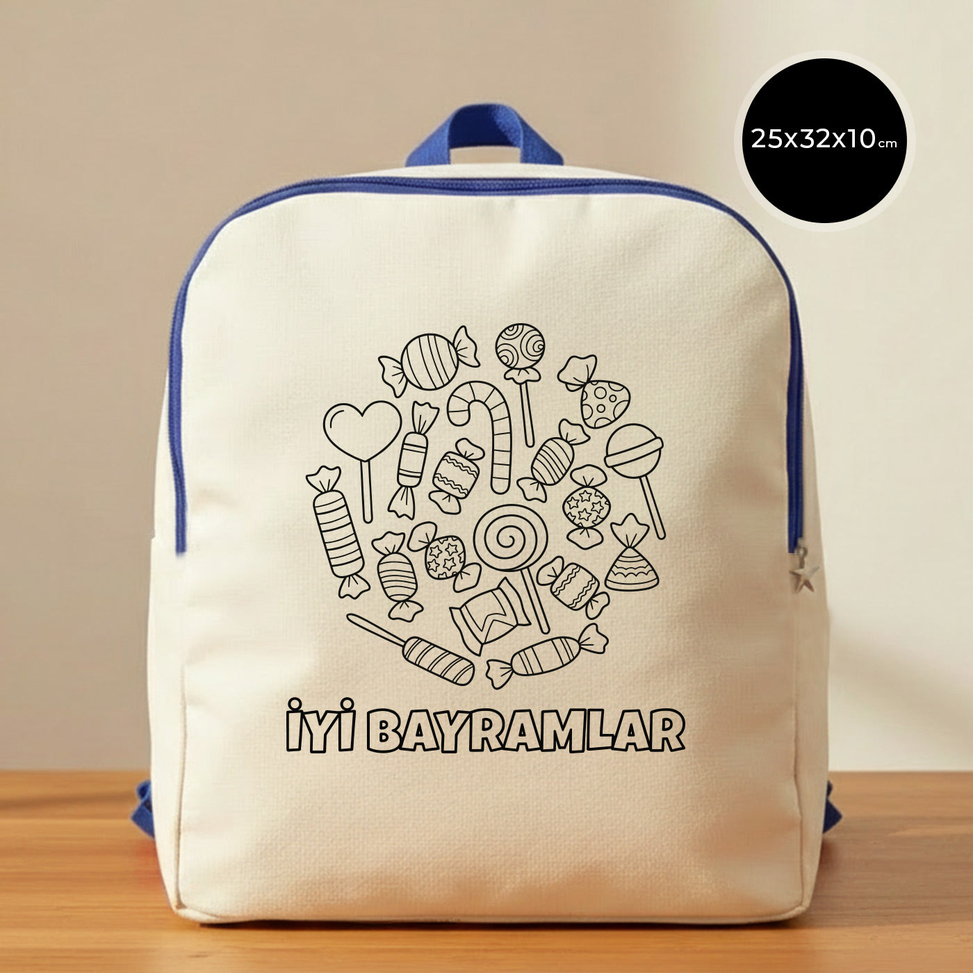 25x32x10 cm boyanabilir saks mavi detaylı VIP kanvas sırt çantası; fermuarlı, dik formda ve çocuklara uygun; üzerinde şeker–lolipop desenli boyama çizimi ve “İyi Bayramlar” yazısı bulunan, Bayram için hediyelik kanvas sırt çantası.