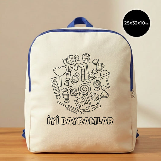 25x32x10 cm boyanabilir saks mavi detaylı VIP kanvas sırt çantası; fermuarlı, dik formda ve çocuklara uygun; üzerinde şeker–lolipop desenli boyama çizimi ve “İyi Bayramlar” yazısı bulunan, Bayram için hediyelik kanvas sırt çantası.