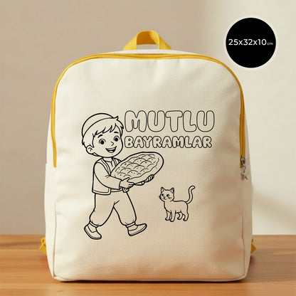 25x32x10 cm VIP kanvas sırt çantası; sarı renk biyeli/fermuarlı model, üzerinde boyanabilir çizim tarzında “Mutlu Bayramlar” yazısı, elinde tepsi taşıyan çocuk ve kedi illüstrasyonu bulunan Bayram çantası.