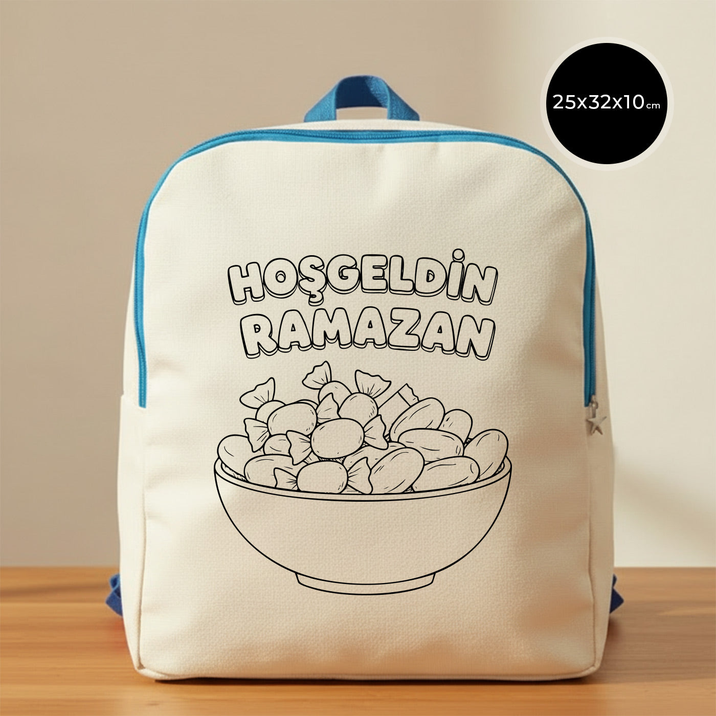 25x32x10 cm boyanabilir VIP kanvas sırt çantası, mavi şeritli fermuar ve askılarla; ön yüzünde “Hoş Geldin Ramazan” yazısı ve büyük kase içinde şeker çizimi bulunan, çocuklar için boyama temalı Bayram hediyelik sırt çantası.