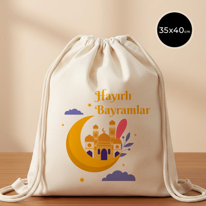35x40 cm büzgülü sırt çantası (ham/krem renk kumaş), ip büzgülü omuz askılı model; ön yüzünde “Hayırlı Bayramlar” yazısı ve hilal–cami illüstrasyonlu renkli baskı bulunan Bayram hediyelik çanta.