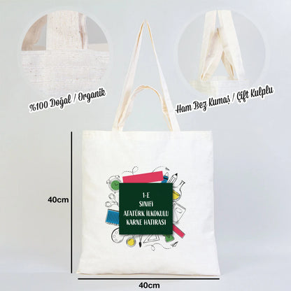 Rengarenk bir sınıf ortamında, ahşap masada sergilenen 40x40 cm çift kulplu ham pamuk bez çanta, 38 cm kısa ve 70 cm uzun saplı.