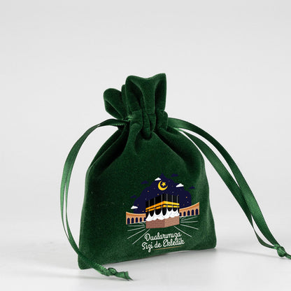 10x13 cm Dualarımıza Sizi de Ekledik | Hac ve Umre Hediyelik Kadife Gül Kese Yeşil