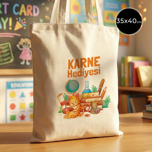 Karne günü hediyesi olarak tasarlanan, ham renkli 35x40 cm fermuarlı pamuk bez çanta; 140 gr kumaş, 70 cm aynı renk saplar ve körüksüz yapıyla birlikte masa üzerinde sergileniyor.