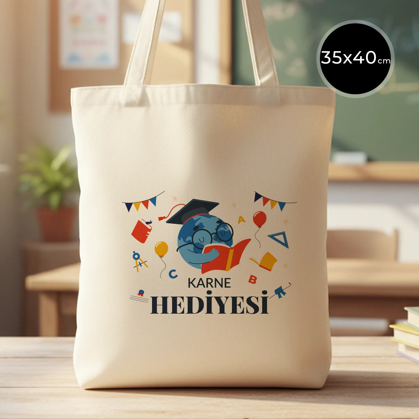 Renkli ve sıcak bir sınıf ortamında, ahşap masada sergilenen 35x40 cm ham renk gabardin bez çanta, 70 cm saplı.