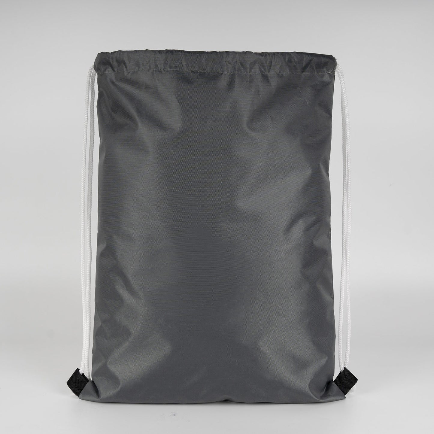 Beyaz ipli antrasit sırt çantası, modern tasarımı ve 45° açıyla duruşuyla dikkat çekiyor.