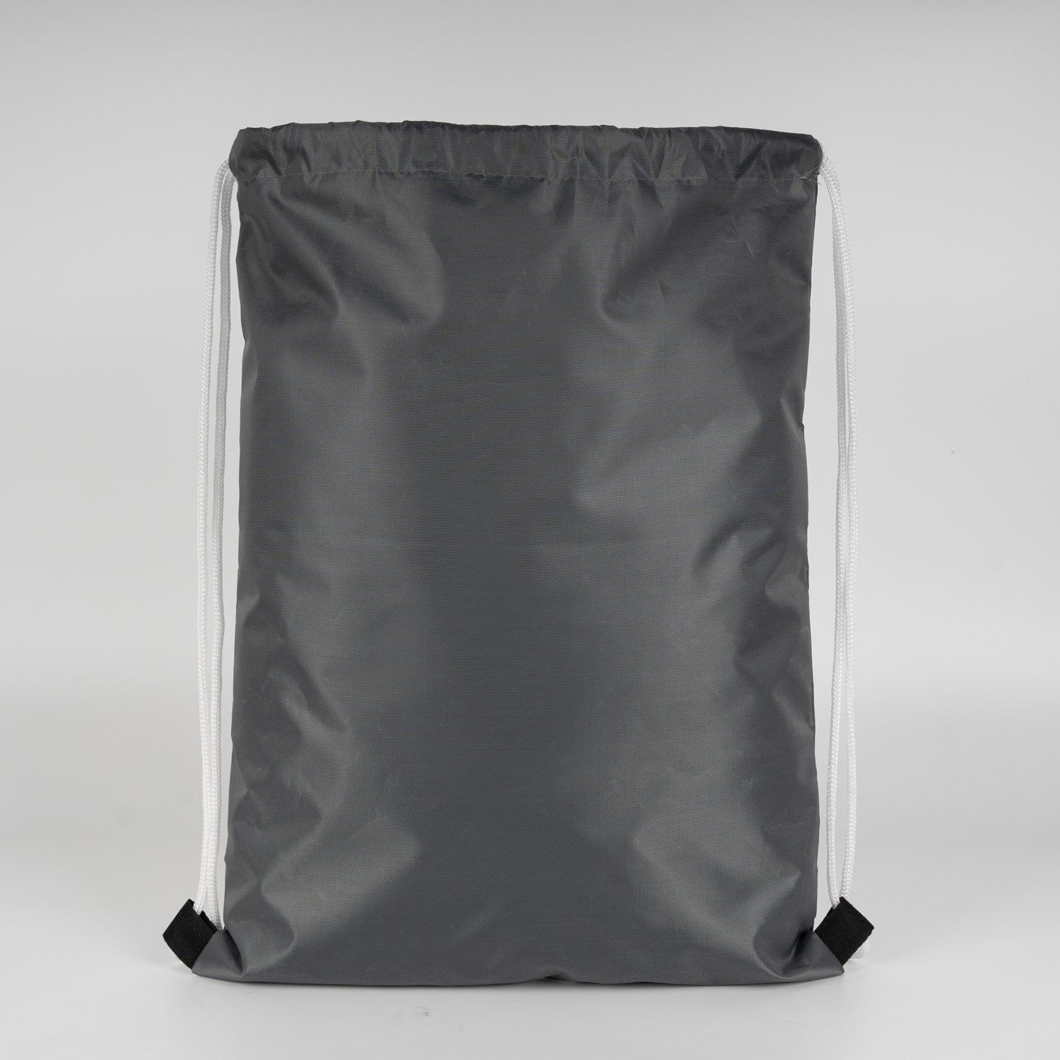 Beyaz ipli antrasit sırt çantası, modern tasarımı ve 45° açıyla duruşuyla dikkat çekiyor.
