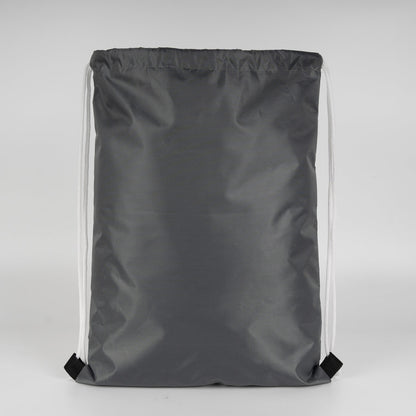 Beyaz ipli antrasit sırt çantası, modern tasarımı ve 45° açıyla duruşuyla dikkat çekiyor.