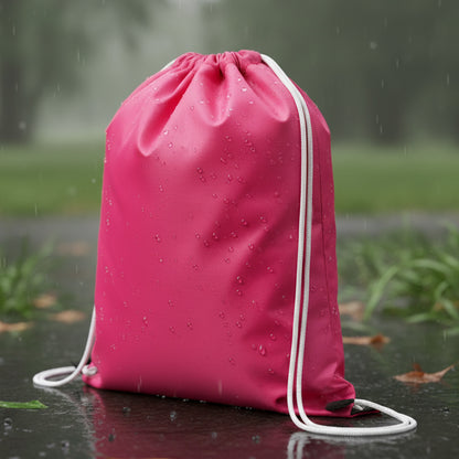 Su geçirmez fuşya büzgülü sırt çantası, 32x45 cm ölçülerinde, baskısız, günlük ve dış mekan kullanımı için ideal.