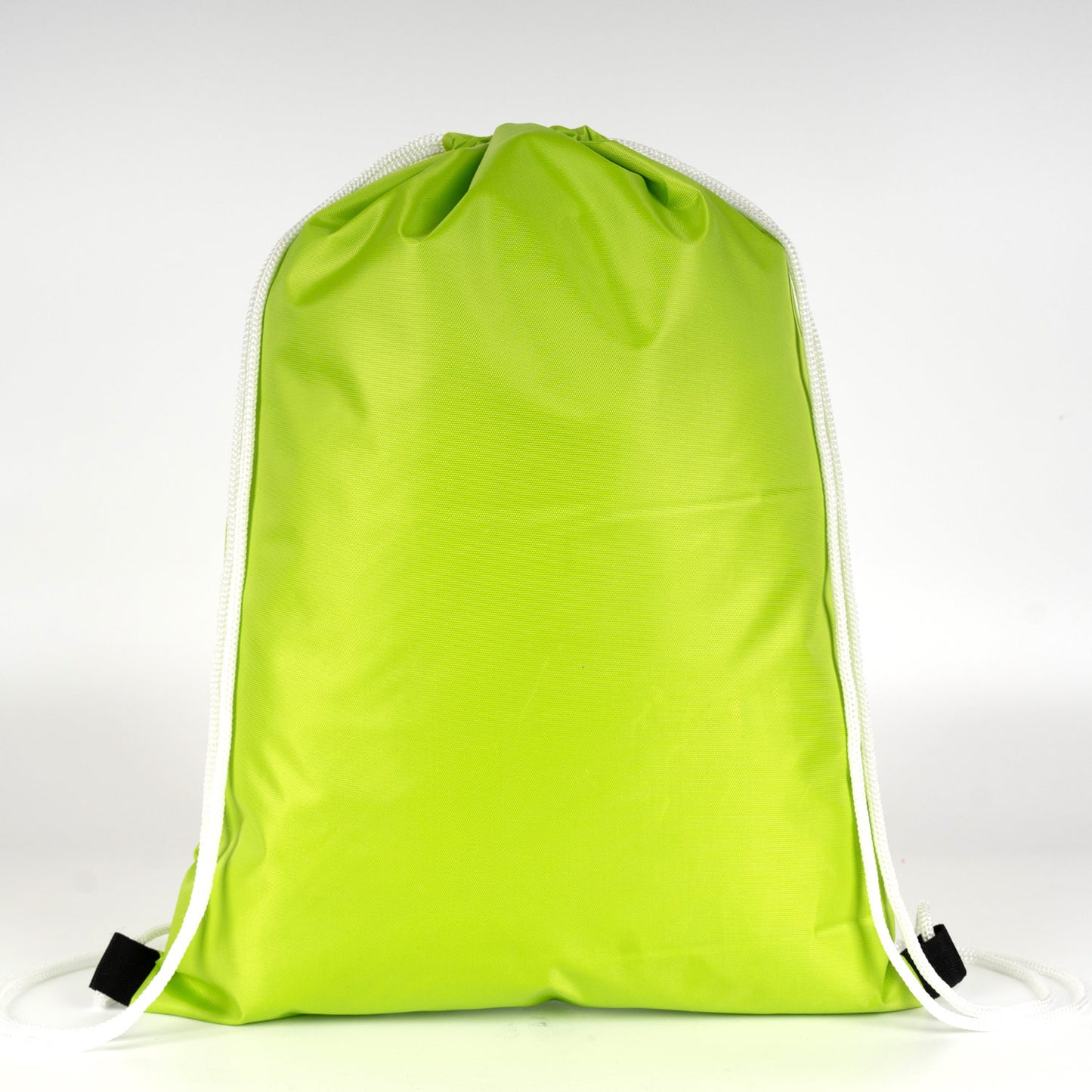 Canlı neon fıstık yeşili büzgülü çanta, yağmur sonrası damla damla görünümü ile estetik.