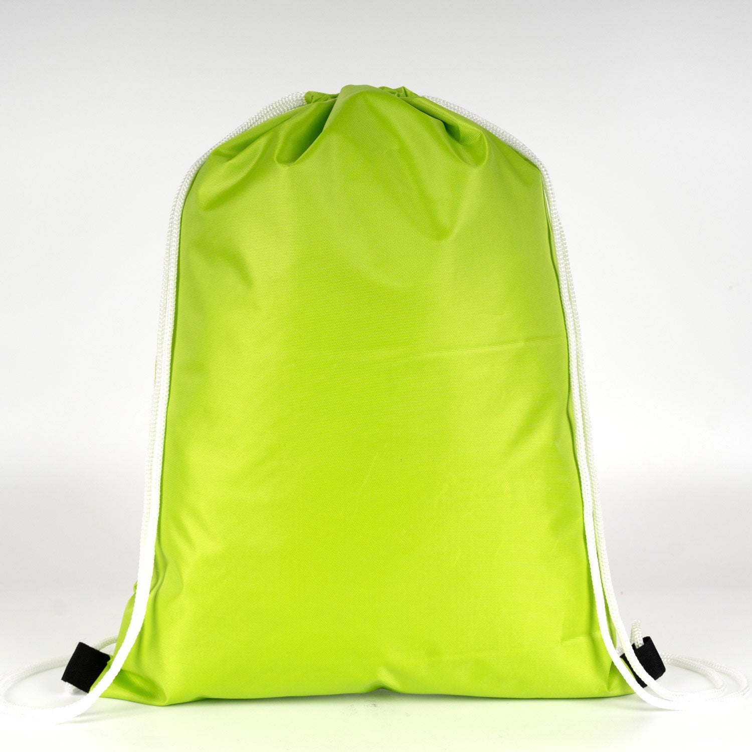 Canlı neon fıstık yeşili büzgülü çanta, yağmur sonrası damla damla görünümü ile estetik.