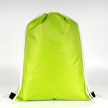 Canlı neon fıstık yeşili büzgülü çanta, yağmur sonrası damla damla görünümü ile estetik.