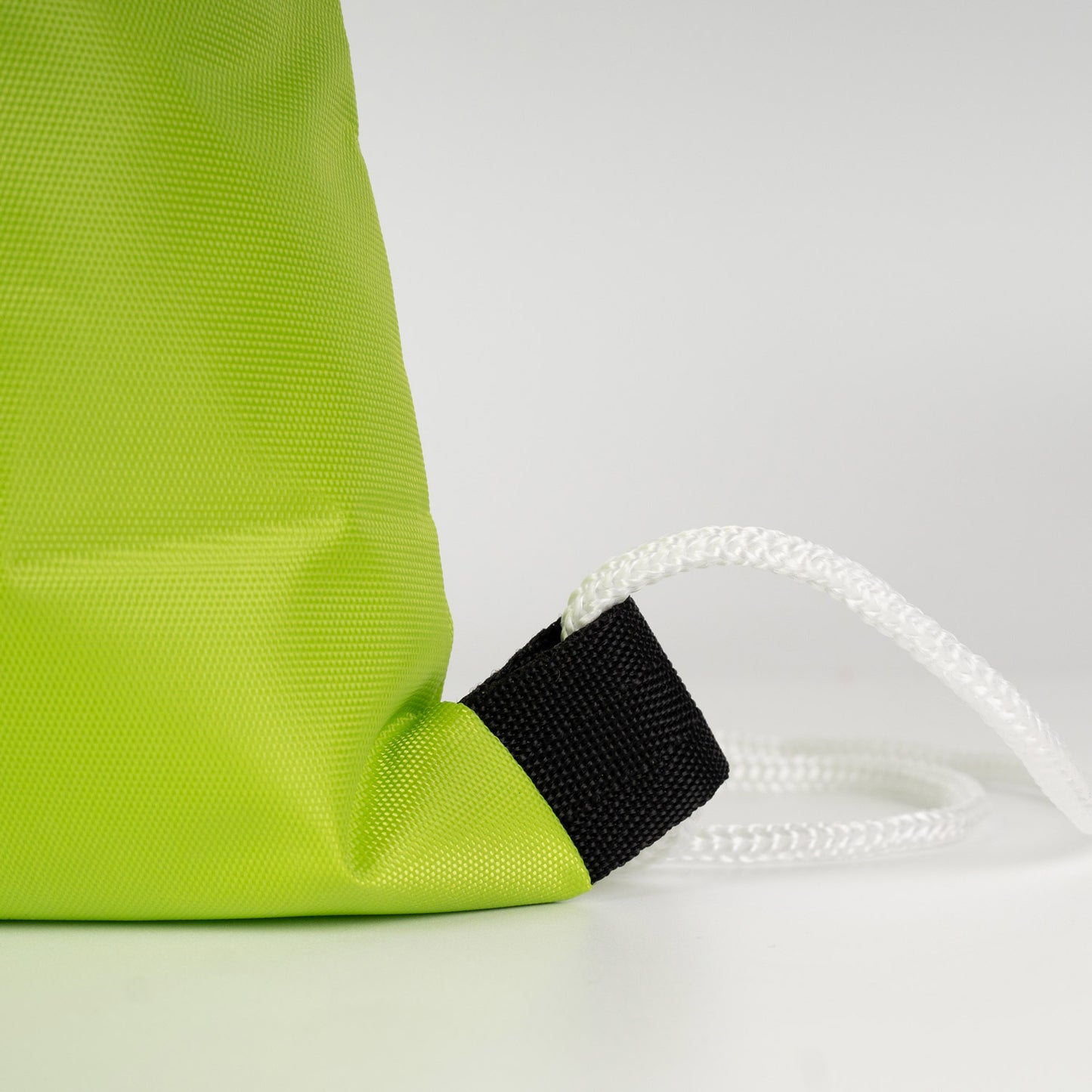 Hafif ıslak görünümde neon fıstık yeşili sırt çantası, şehir ve doğa kullanımına ideal.