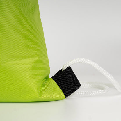 Hafif ıslak görünümde neon fıstık yeşili sırt çantası, şehir ve doğa kullanımına ideal.