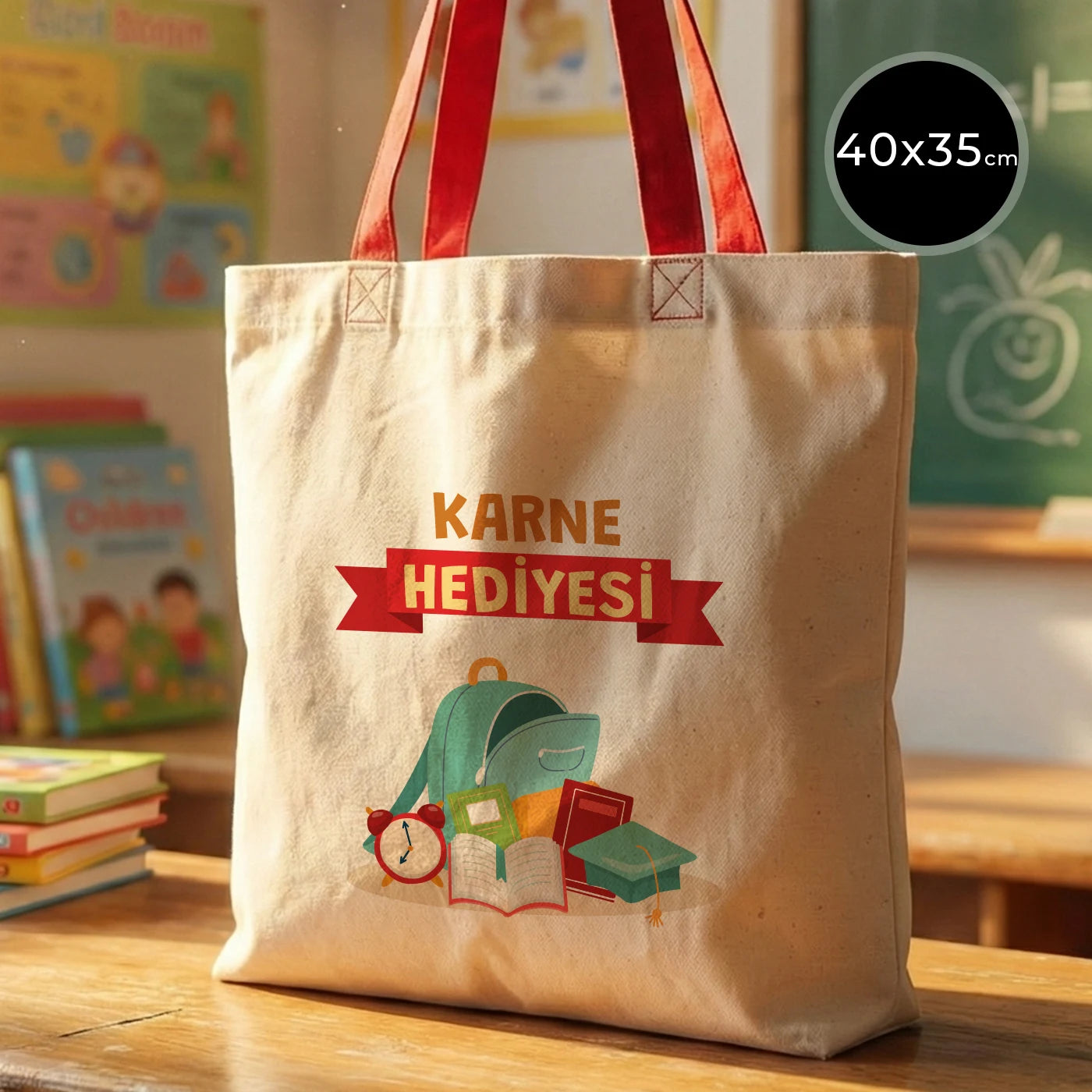 Renkli ve sıcak bir sınıf ortamında, ahşap masada sergilenen 40x35 cm gabardin bez çanta, 70 cm saplı ve dört farklı kulp rengi seçeneğiyle.