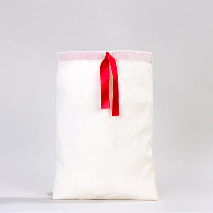 20x30 cm ölçülerinde, kırmızı kurdelalı, ‘İyi Bayramlar’ baskılı bez kese bayram çantası