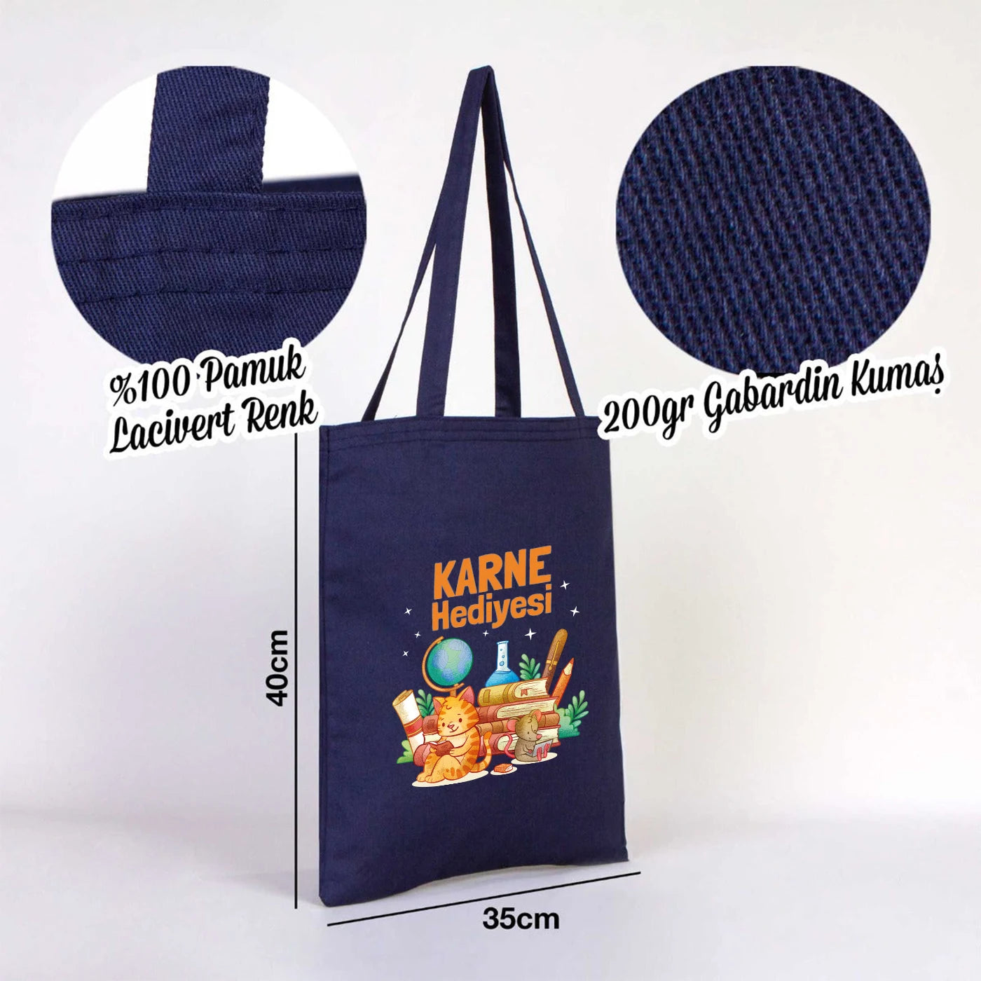 35x40 cm lacivert gabardin pamuk bez çanta, 70 cm kulplu, körüksüz tasarım, sıcak ve renkli bir sınıf ortamında masanın üzerinde duruyor.