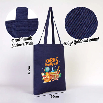 35x40 cm lacivert gabardin pamuk bez çanta, 70 cm kulplu, körüksüz tasarım, sıcak ve renkli bir sınıf ortamında masanın üzerinde duruyor.