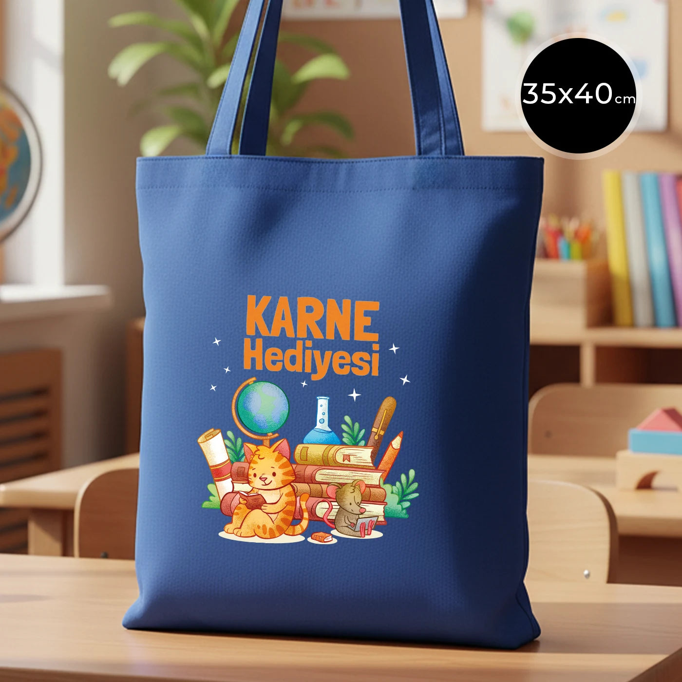 Mavi gabardin bez çanta, düz şekilde ayakta duran, sıcak ve renkli bir sınıf ortamında net biçimde görünen ürün görseli.