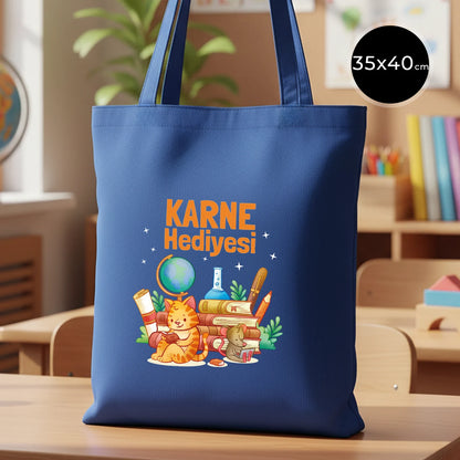 Mavi gabardin bez çanta, düz şekilde ayakta duran, sıcak ve renkli bir sınıf ortamında net biçimde görünen ürün görseli.