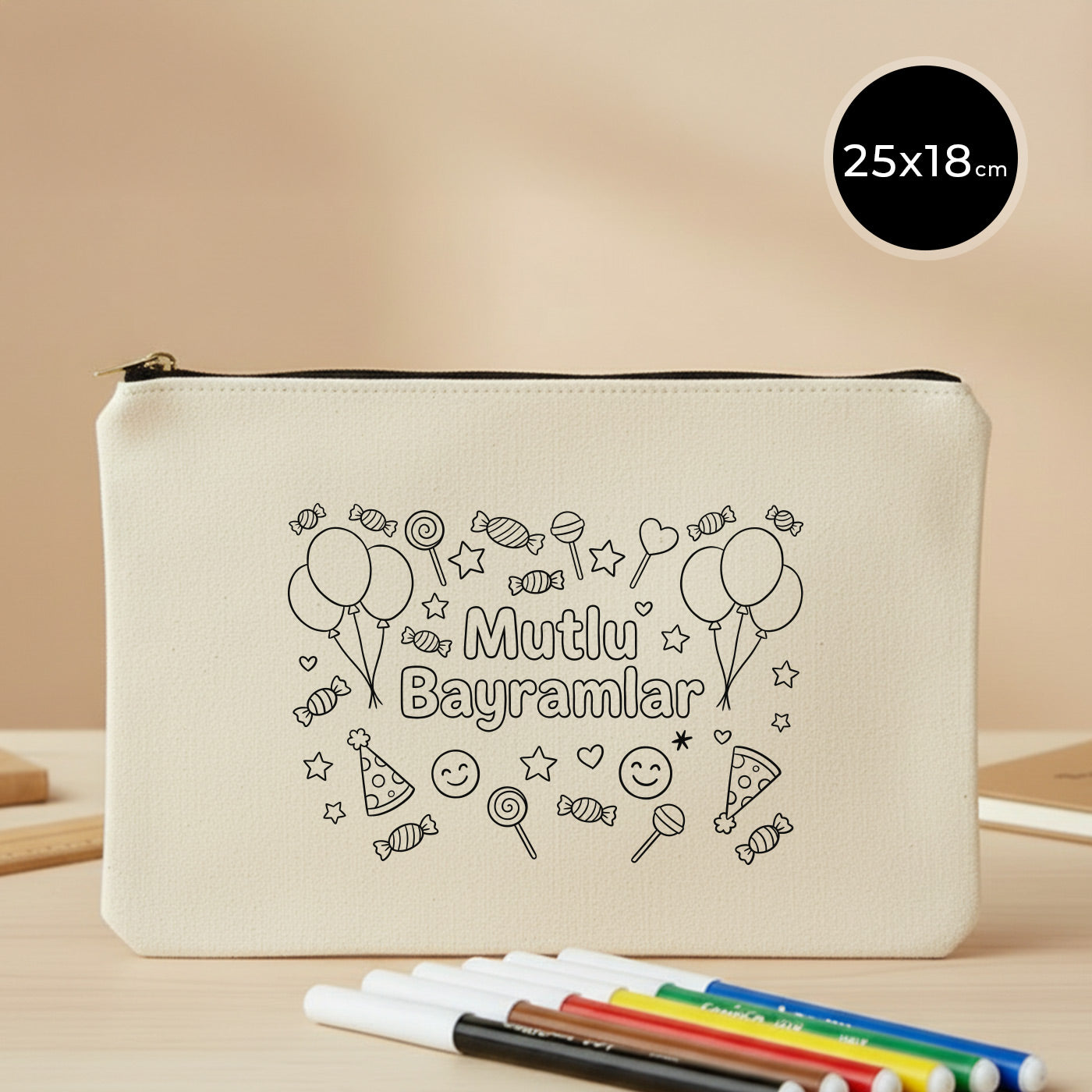 25x18 cm ham renk prime clutch; doğal pamuk kanvas kumaş üzerine boyanabilir “Mutlu Bayramlar” çizgi illüstrasyonu baskılı, metal fermuarlı, geniş hacimli bez clutch — bayram hediyelik, kalemlik, makyaj çantası ve günlük düzenleyici olarak kullanılabilen çok amaçlı bez kese.