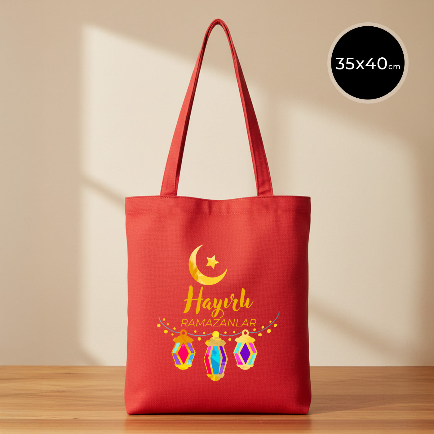 35x40 cm kırmızı kanvas tote çanta; ay-yıldız ve renkli ramazan fenerleri ile “Hayırlı Ramazanlar” baskılı, uzun askılı günlük kullanım bayram çantası.