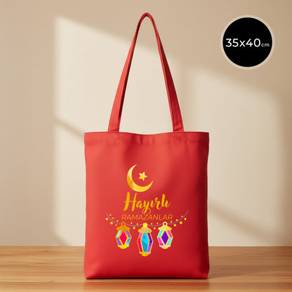 35x40 cm kırmızı kanvas tote çanta; ay-yıldız ve renkli ramazan fenerleri ile “Hayırlı Ramazanlar” baskılı, uzun askılı günlük kullanım bayram çantası.