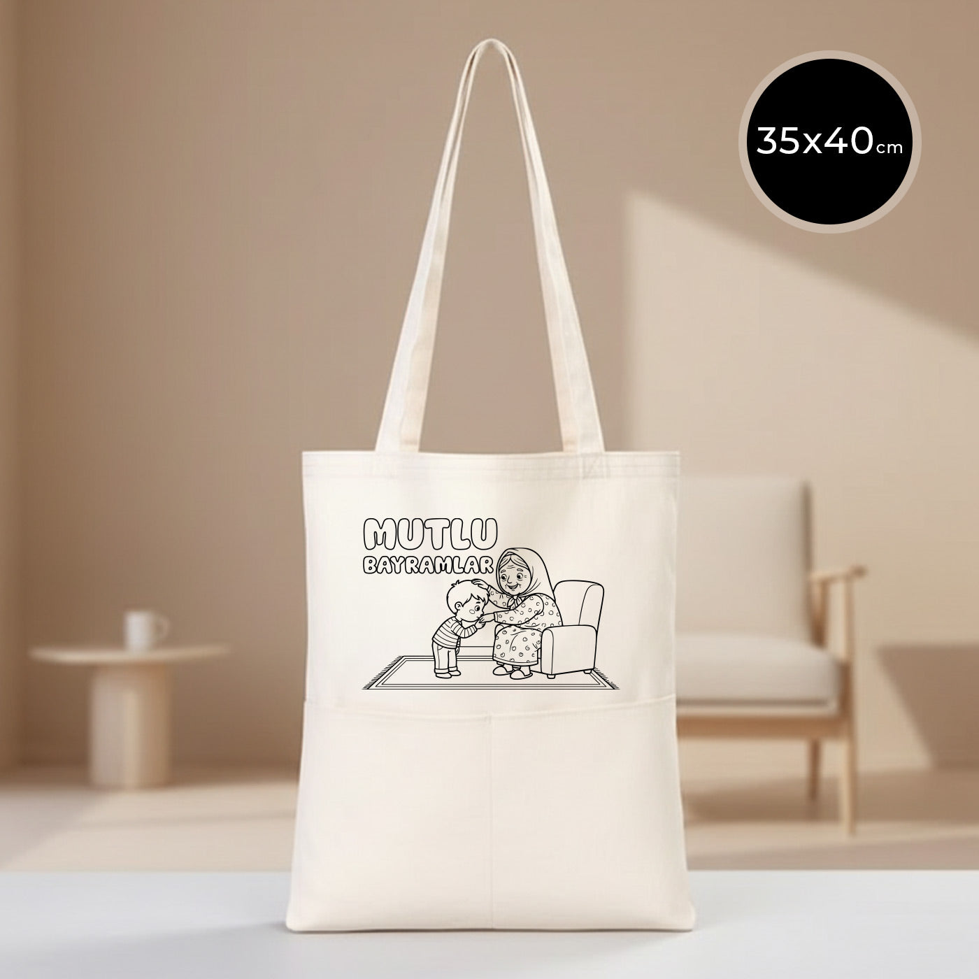 Boyanabilir 35x40 cm gabardin cepli bez tote çanta; doğal ham renk kumaş üzerinde büyükanne–torun çizimi ve üstünde “Mutlu Bayramlar” yazısı bulunan, günlük kullanım için uygun bayram harçlığı kesesi / bayram hediyelik çanta.