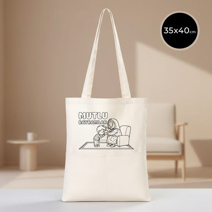Boyanabilir 35x40 cm gabardin cepli bez tote çanta; doğal ham renk kumaş üzerinde büyükanne–torun çizimi ve üstünde “Mutlu Bayramlar” yazısı bulunan, günlük kullanım için uygun bayram harçlığı kesesi / bayram hediyelik çanta.