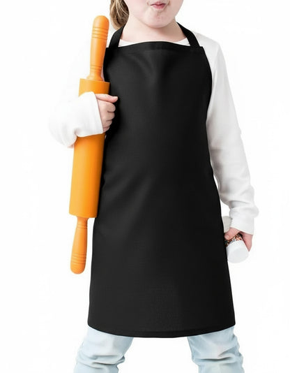 Siyah çocuk mutfak önlüğü giyen çocuk model; bir elinde turuncu merdane tutarken, sade ve baskısız önlük ön görünümde gösterilmektedir.